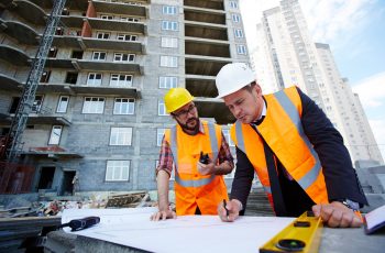 Como aprimorar a qualidade do empreendimento e evitar reclamações com rachaduras e paredes tortas 