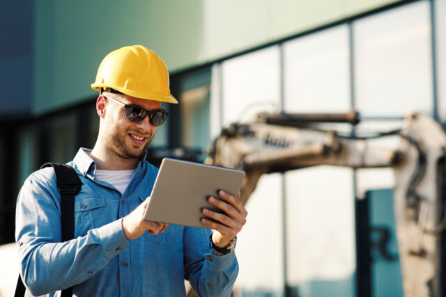 Engenheiro de construção usando tablet digital no canteiro de obras