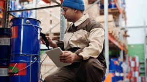 Homem no depósito de material de construção