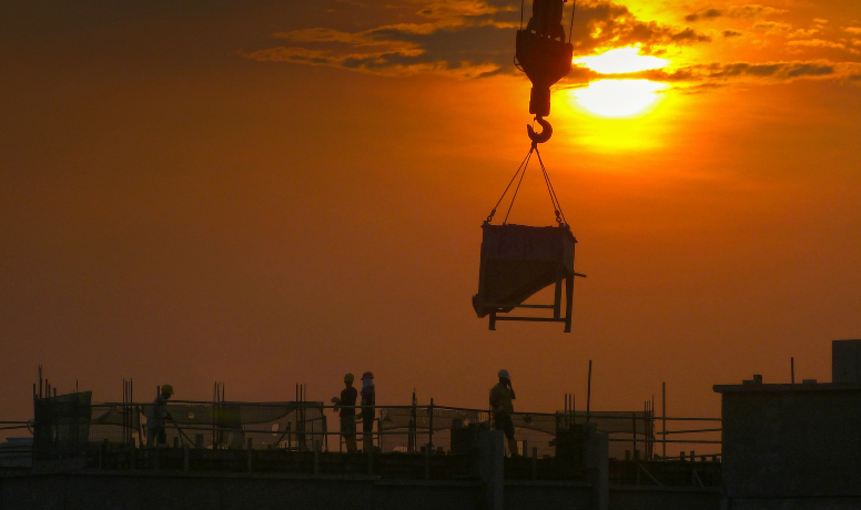 Canteiro de obras com um guindaste