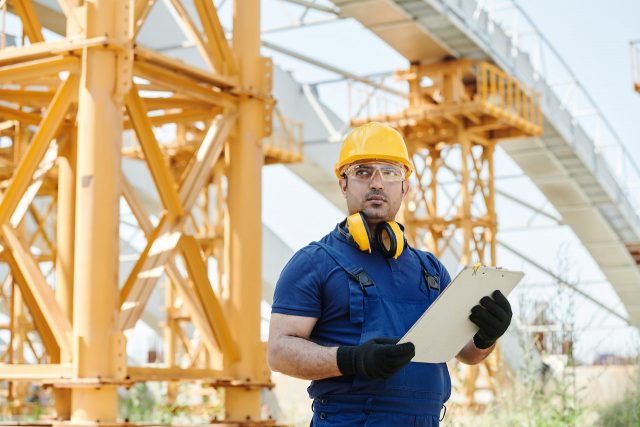 Imagem de um trabalhador da construção civil em uma obra