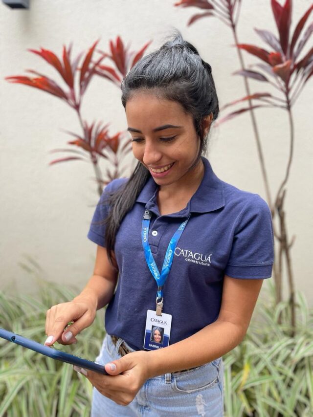 Mulher usando um tablet