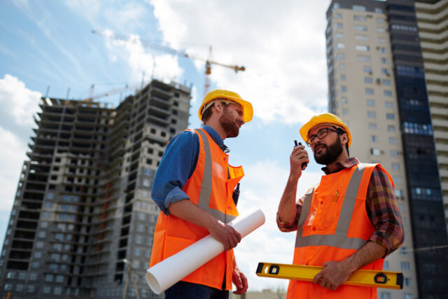 Dois engenheiros conversando na obra