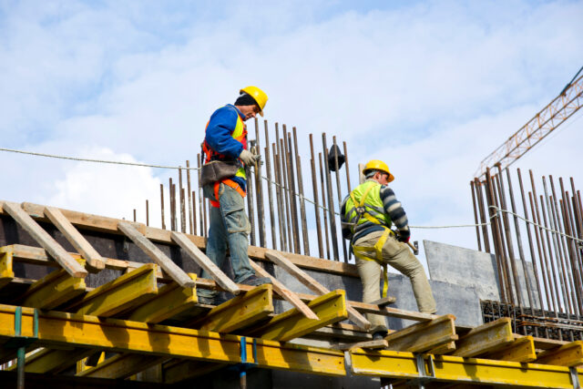 Profissionais da construção analisando uma estrutura pré moldada