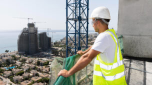 Trabalhador da construção civil ao ar livre olhando para longe