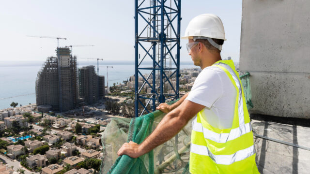 Trabalhador da construção civil ao ar livre olhando para longe