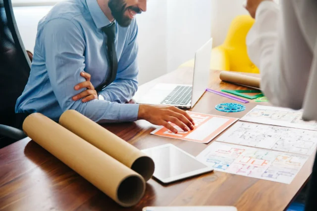 Pessoas estudando sobre como aplicar a compatibilização de projetos