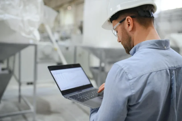 Engenheiro analisando construtibilidade do projeto