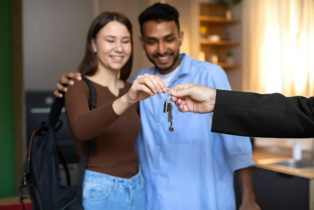 Engenheiro fazendo entrega de obra para clientes