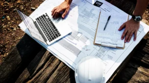 Pessoa verificando o processo de construção da obra