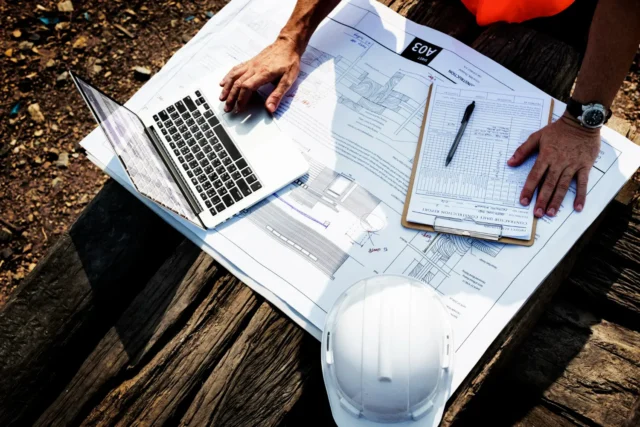 Pessoa verificando o processo de construção da obra