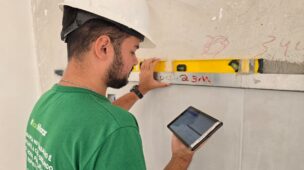 Morar Construtora Um engenheiro da Morar Construtora na obra utilizando um tablet para fazer os registros das inspeções.
